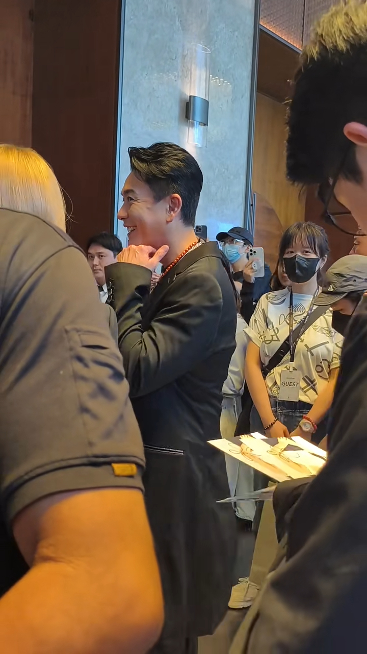 黄宗泽笑容满脸。